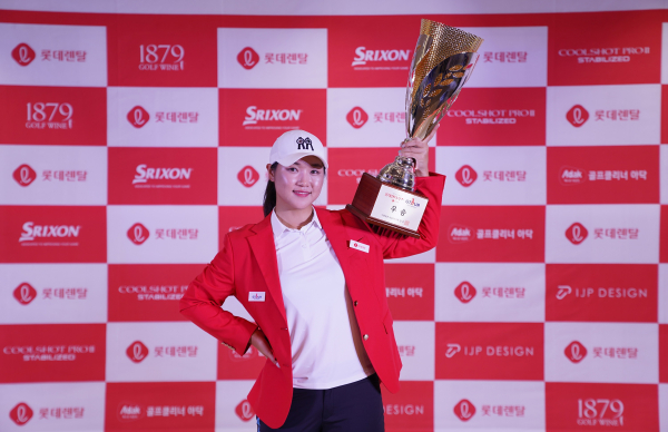 2023 롯데렌탈 롯데렌터카 GTOUR WOMEN’S’ 5차 결선 시상식에서 우승자 조예진이 우승 세레머니를 하고 있다.