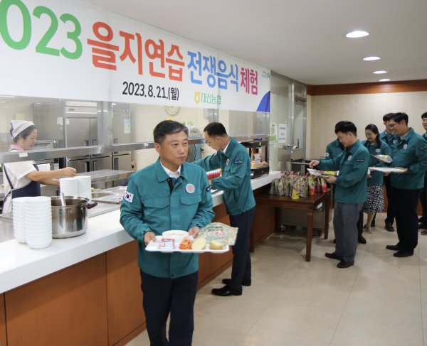 을지연습 일환 구내식당에서 전쟁 음식인 전투식량 체험 모습