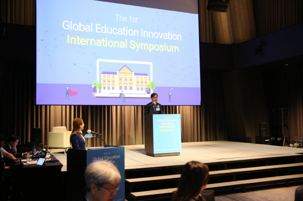 이날 참석한 국내외 관계자들에게 한밭대 오용준 총장이 환영사를 하고 있다.