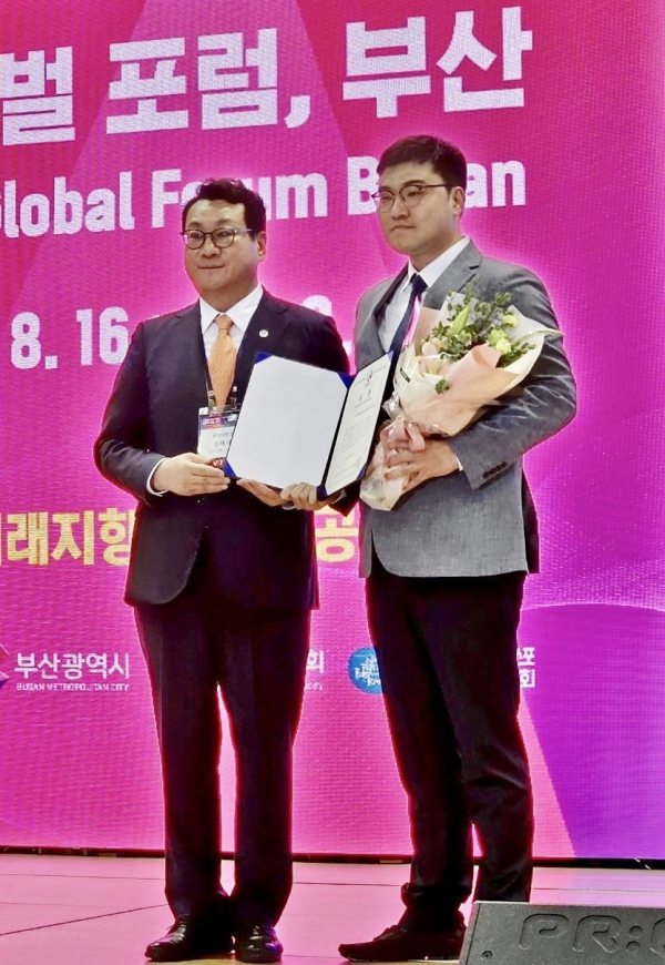 ‘제25회 한국경영학회 융합학술대회’에서 김재구 한국경영학회장(왼쪽)이 이민재 교수에게 상장을 전달하며 기념촬영