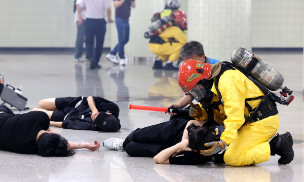 드론 테러 대비 지하철 대피 훈련 모습