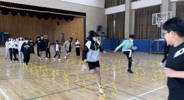 학생들이 건강체력교실 육상운동 보조활동에 참여하고 있다