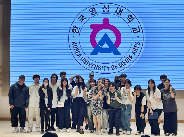 한국영상대학교 미디어보이스과에서 주최한 제3회 전국고교 성우 대회에 참석한 학생들이 대회를 마치고 윤홍규 교수와 기념사진 촬영