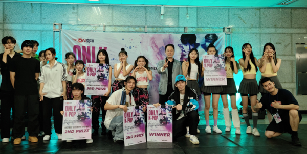 연규양 사장이 0시댄스페스티벌 K-POP댄스 장르에서 입상한 댄서들과 기념촬영에 임하고 있다.