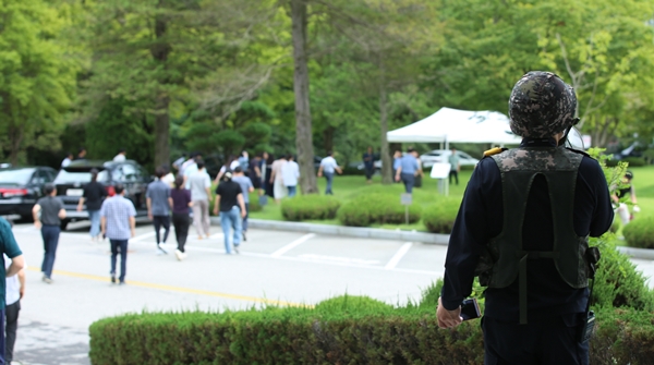 원자력연구원 물리적 테러 대응 훈련 중 대응 절차에 따라 직원들이 대피하고 있다