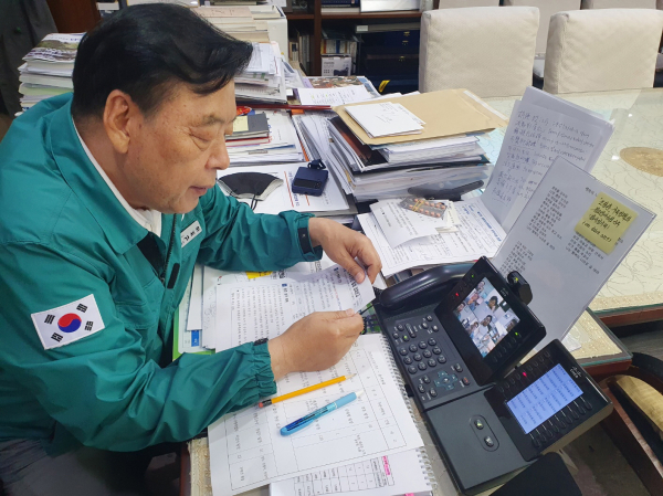 지난 23일 집무실에서 8개 읍·면장과의 영상회의를 진행 중인 가세로 태안군수.