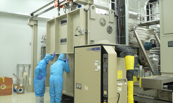 대면적 반사방지 코팅 소재를 제조하기 위해 롤투롤 스퍼터링 공정을 진행하는 모습