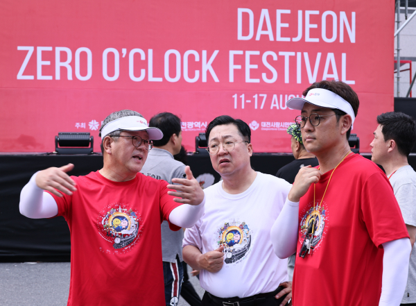 이장우 대전시장(가운데)이 0시 축제 현장을 점검 하고 있다.