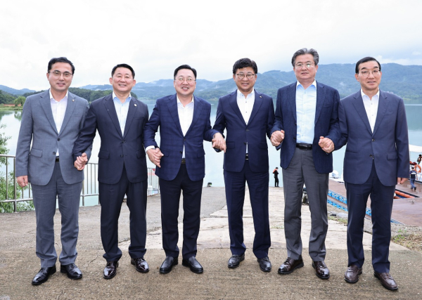 이장우 시장과 5개 구청장은 이날 동구 신촌동 대청호 수질관리소에서 제7회 시구협력회의 현장방문을 진행했다.