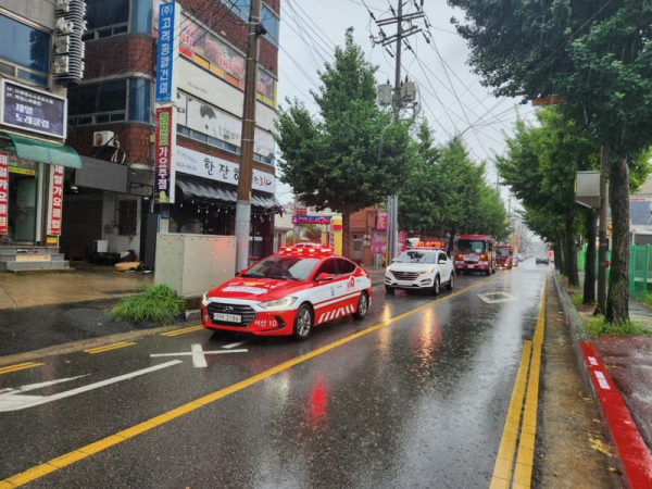 소방차 길 터주기 훈련 모습