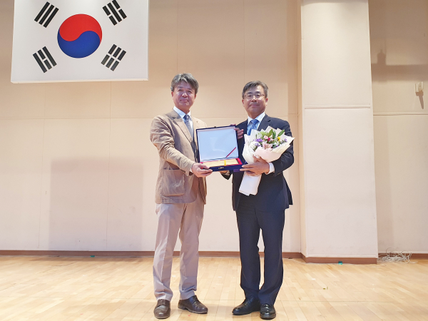 (사)한국행정학회 주관「2023년 대한민국 리더십 대상」시상식에서 ‘변혁적 리더십’ 부문 대상을 받은 남태헌 한국산림복지진흥원장(우측)과 (사)한국행정학회 이덕로 회장(좌측)이 함께 기념사진을 촬영하고 있다.