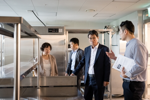 김돈곤 청양군수 고령자복지주택 9월 준공 앞두고 현장 점검 모습