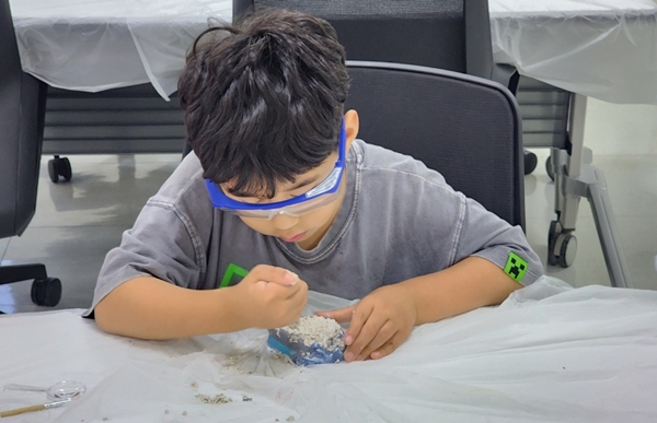 상어이빨 화석 발굴 체험 모습