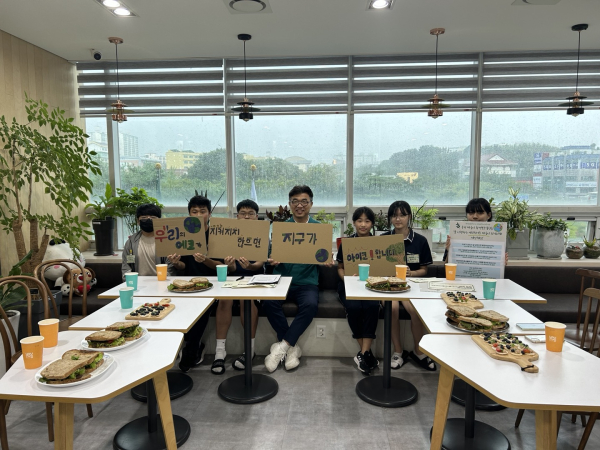 환경보호실천 모니터링 설문조사를 통해 제안된 105개의 슬로건 중 에코히어로가 선정한 대표 슬로건 메시지를 전하는 기념사진