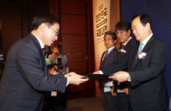 임종일 부이사장이(오른쪽) 25일 서울 콘래드호텔에서 김오진 국토교통부 차관(왼쪽)으로부터 국무총리상을 수여받고 있다.