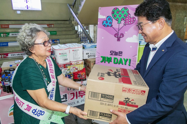 최충규 대덕구청장(사진 오른쪽)이 ‘기부식품 나눔의 날’을 맞아 식료품을 전달하고 있다.