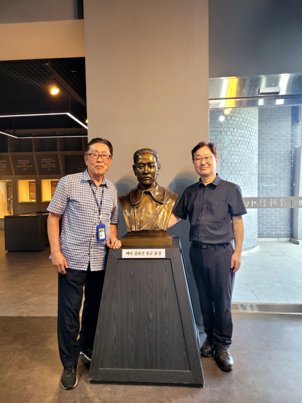 박범계 의원(우)이 김좌진 장군 생가 기념관