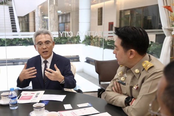지난 21일 태국 파타야시청에서 이희학 목원대 총장(왼쪽)이 포라멧 가피체 파타야시장 등과 상호 협력에 대한 의견을 나누고 있다