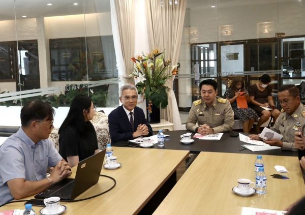 지난 21일 태국 파타야시청에서 이희학 목원대 총장이 파타야시 관계자 등과 상호 협력에 대한 의견을 나누고 있다. 왼쪽부터 소한실 선교사, 소혜린 통역, 이희학 총장, 포라멧 가피체 파타야시장, 놉시차 나나컨 파타야시교육감.