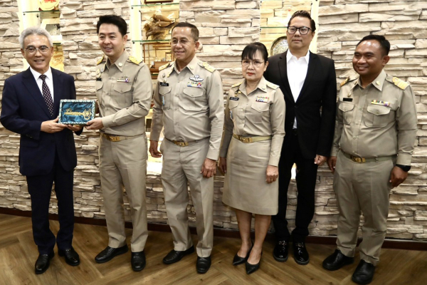 지난 21일 태국 파타야시청에서 이희학 목원대 총장(왼쪽 첫 번째)이 포라멧 가피체 파타야시장(왼쪽 두 번째)과 파타야시 관계자 등과 함께 기념촬영을 하고 있다.