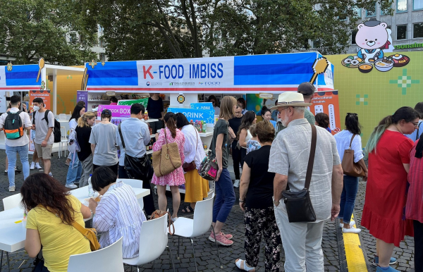 한국 편의점 콘셉트로 꾸민 K-푸드 홍보관