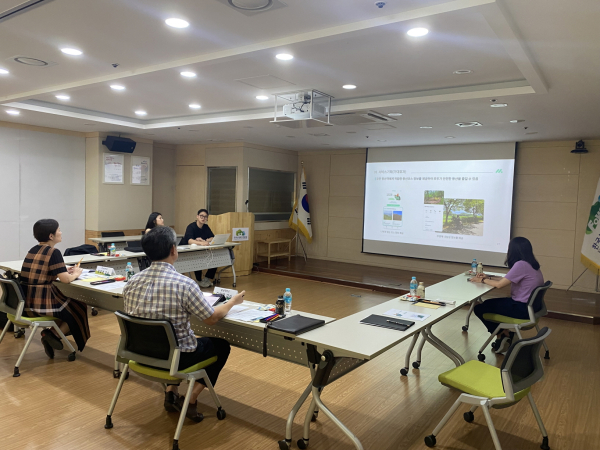 지난 21일 대전 서구 둔산동 한국산림복지진흥원 대회의실에서 전문가와 창업대회 수상자가  ‘2023년 산림 공공·빅데이터 활용 창업경진대회’의 후속 조치로 창업 멘토링 진행 모습