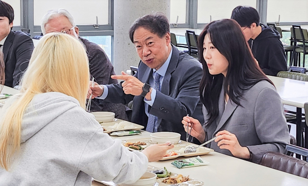 사진은 지난 5월 천원의 아침밥 첫 시행일에 김욱 총장이 학생들과 아침식사를 하는 모습.