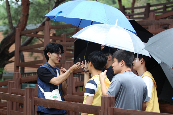 무장애 데크로드에서 프로그램을 운영하는 장면. 한국산림복지진흥원 국립대전숲체원 제공