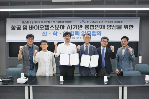 기념사진(왼쪽에서 세번째 문인상 센터장, 네번째 이동우 단장)