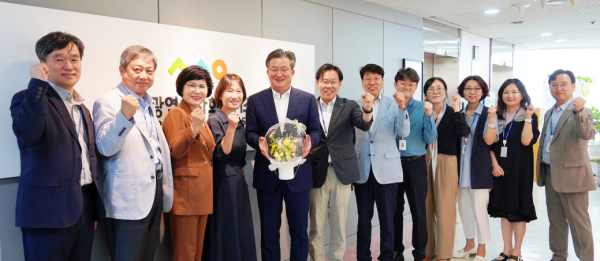 30일 대전시사회서비스원이 자치구와의 업무 협력과 지역 내 사회서비스 활성화를 위한 간담회를 정용래 유성구청장과 가졌다.