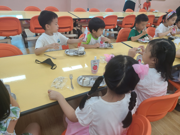 세종시 유아들이 간식을 먹고 있다.