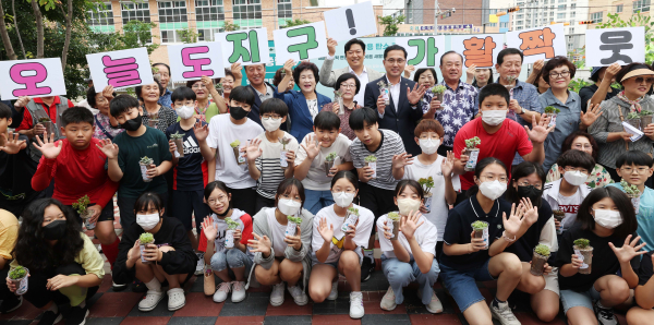 신흥초등학교 앞 새활용 시범거리 조성지에서 탄소중립 실천 다짐 캠페인 진행 단체사진