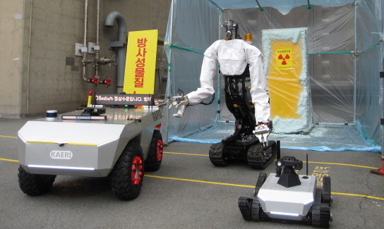 훈련에 참가한 원자력 로봇 래피드(RAPID), 암스트롱(ARMstrong), 티램(TRAM)