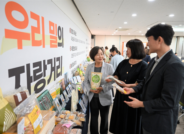 저탄소 식생활 ‘국산밀데이 소비확대 선언식’ 현장 * (좌측부터) 한국농수산식품유통공사 배옥병 수급이사, 대한영양사협회 범기옥 이사, 농림축산식품부 식량산업과 권준엽 사무관