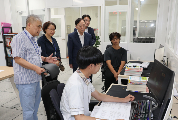 2023 제58회 전국기능경기대회 참가 선수 및 지도교사 격려(충남기계공업고) 방문 격려중인 설동호 교육감