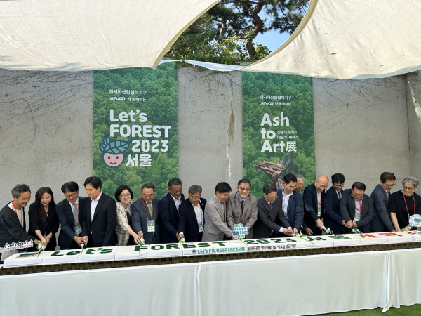 1일 남태헌(가운데) 한국산림복지진흥원장이 ‘Let’s Forest 2023, 서울‘ 행사가 열린 서울 영등포구 선유도 공원에서 산림청, 서울시, 협력기관 등 관계자들과 함께 개막식 행사에 참여하고 있다.
