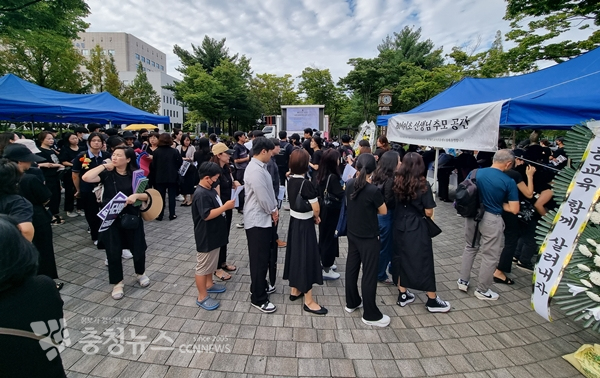 교원 단체가 준비한 추모공간에 교사들과 시민들의 발길이 이어지고 있다.