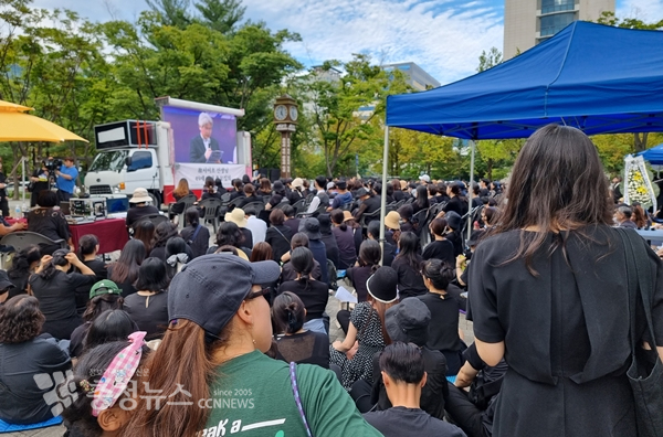 교사들이 서울에서 진행되고 있는 집회를 실시간 시청하고 있다.