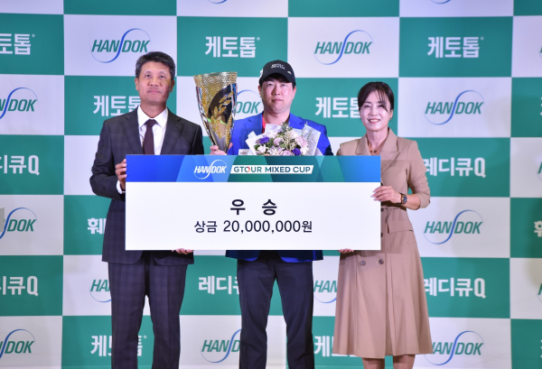4일 대전 골프존조이마루에서 열린 ‘2023 한독 GTOUR Mixed Cup 시상식에서 (왼쪽부터)골프존 박강수 대표, 우승자 순범준, 한독 김미연 사장이 기념촬영을 하고 있다.