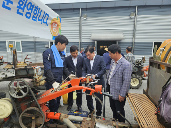 이종욱 충남세종농협본부장(오른쪽 두 번째)과 신진식 농협아산시지부장(오른쪽 세 번째), 성시열 송악농협조합장(오른쪽)이 농기계 순회수리 봉사활동 현장을 찾아 격려하고 있다.