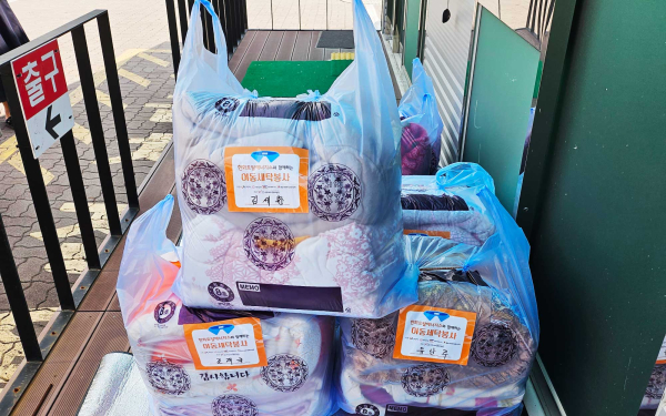 서산시 보건소에서 이동세탁 차량을 후원받아 어르신 섬김 빨래터를 운영하는 모습