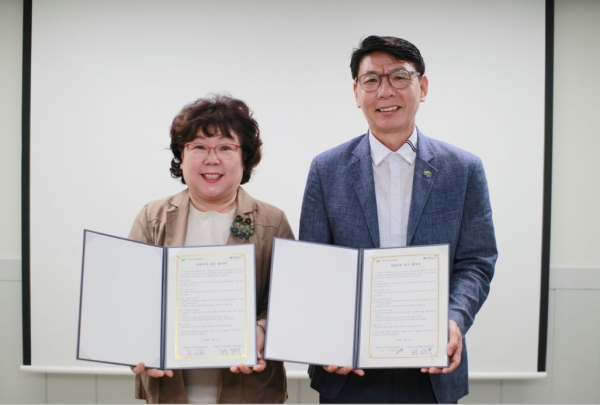 (좌) 대전광역시어린이집연합회 이애란 회장, (우) 초록우산 대전지역본부 한전복 총괄권역본부장