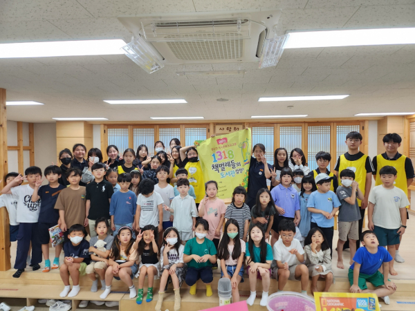 다정초, 다정중 학생들이 기념 촬영을 하고 있다.