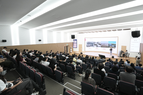 박상돈 시장의 특강 진행 장면/천안시 제공