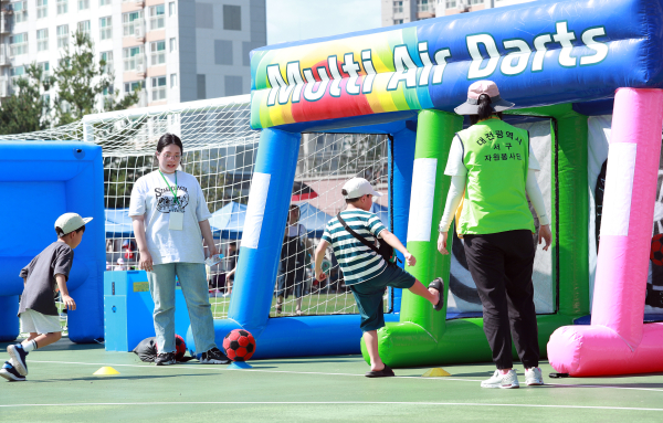 ​관저체육공원 운동장에서 열린 찾아가는 깜짝 놀이터 키즈팡 행사 장면​
