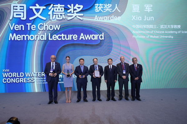 11일 국제수자원협회(IWRA)가 수여하는 물 분야 최고 영예인 크리스털 어워드(Crystal Drop Award)를 아시아 최초로 수상했다. 윤석대 한국수자원공사 사장(사진의 왼쪽부터 세 번째)이 수상이후 기념사진을 촬영하고 있다.