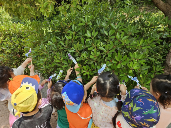 지난 6월 상반기에 운영된 ‘온 국민 숲데이’의 일환으로 한국산림복지전문업협회에서 어린이들에게 산림복지프로그램을 제공하고 있다.