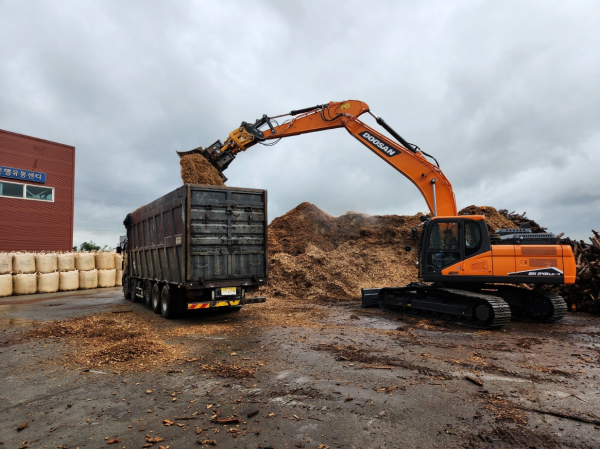 예산군 미이용 자원화센터 우드칩 출하 작업