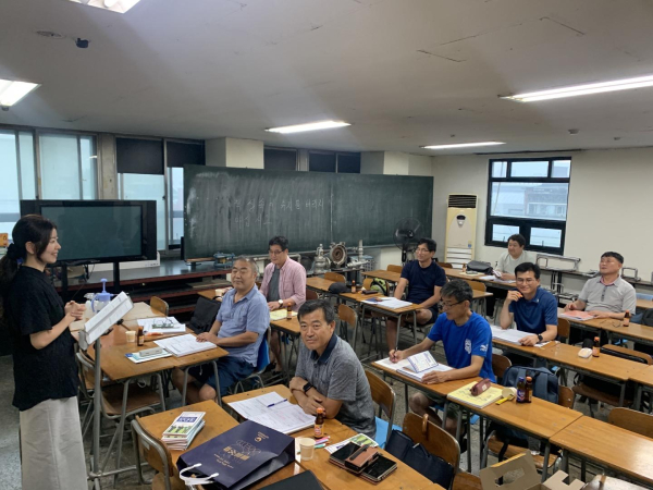 제대군인지원센터 관계자가 한국열관리냉동기술학원에 방문하여 중간점검 및 소통 간담회를 진행하고 있다