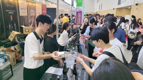 대전컨벤션센터 제1,2전시장에서 와인 시음 모습